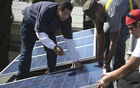 技術(shù)人員安裝太陽能電池板